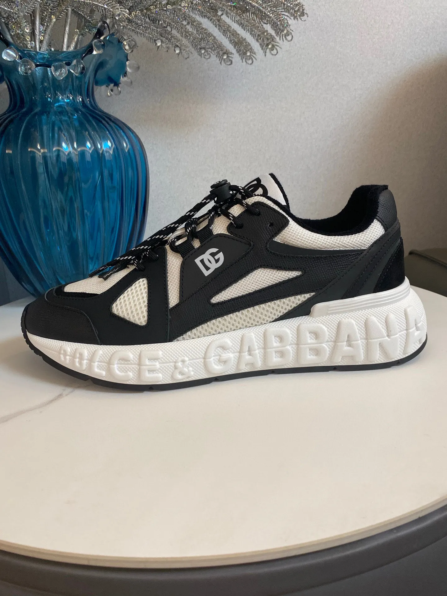 Men's men's shoes💰580 Dolce&Gabbana Dolce & Gabbana's latest popular D&G couple's dad shoes Airmaster series casual sports shoes original purchase development and production Airmaster shoes draw inspiration from Daymaster's iconic shape, while lightening the middle part of the sole to present a more sporty appearance. Nylon upper with contrasting suede and calfskin details. The tongue, heel and back sole are embellished with the DG logo, and the micro-injection logo rubber label is the icing on the cake. Exquisitely packaged at the delivery counter🛍📦 ▪️ Fabric: Original imported first-layer cowhide ▪️ Lining: Customized breathable towel lining ▪️ Sole: Original molded PU+TPU material ▪️ Bottom thickness: 5CM ▪️ Size: Women's 35-40/Men's 39-44 (45 46 customized)